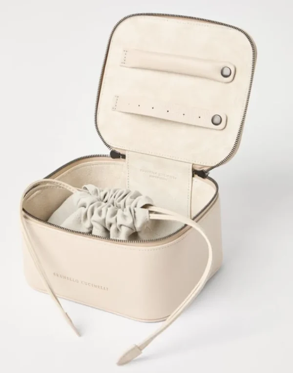 Grained leather jewelry box with shiny zipper pull