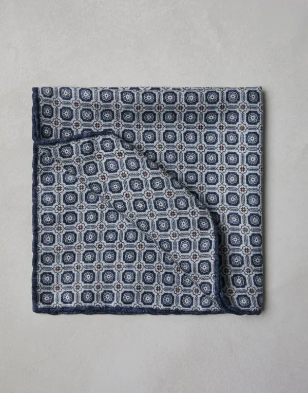 Silk pocket square with pattern