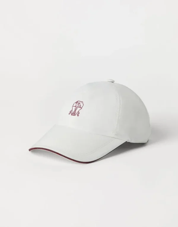 Water-resistant microfiber baseball cap with contrast details and embroidered logo